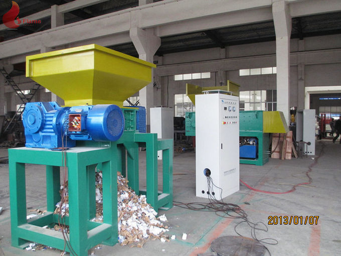 这是一台塑料自动倒塑料的机器