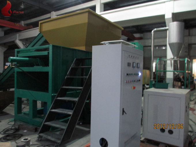 这是一台塑料自动倒塑料的机器