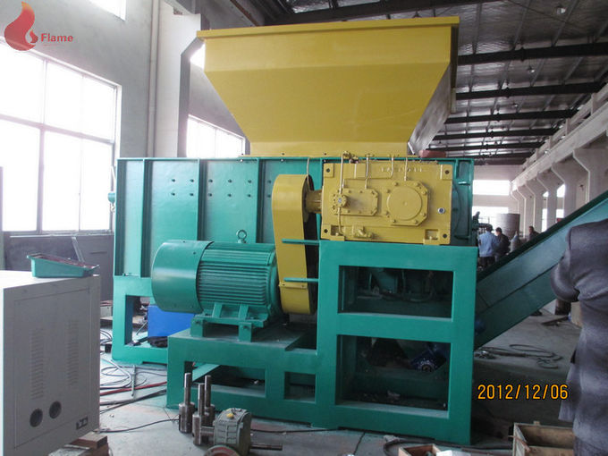 这是一台塑料自动倒塑料的机器