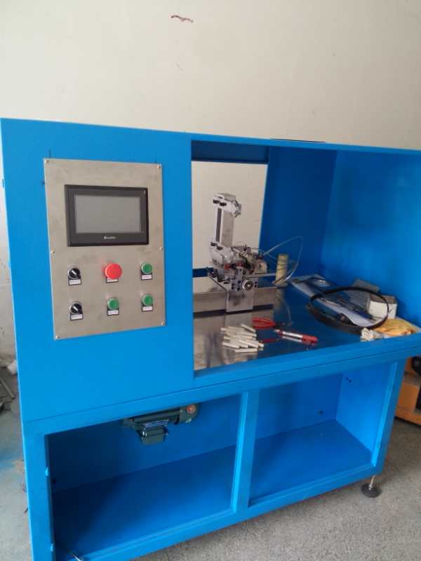 Découpeuse jumelle complètement automatique de joint en caoutchouc d'axe dans la couleur blue