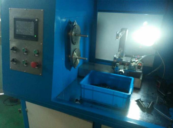 类型简单，包装方式为découpeuse，机器自动注塑