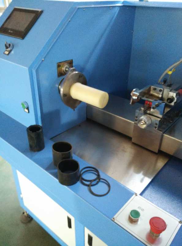 类型简单，包装方式为découpeuse，机器自动注塑