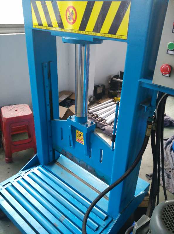 机器的模模注射在简单的，如système de contrôle hydraulique