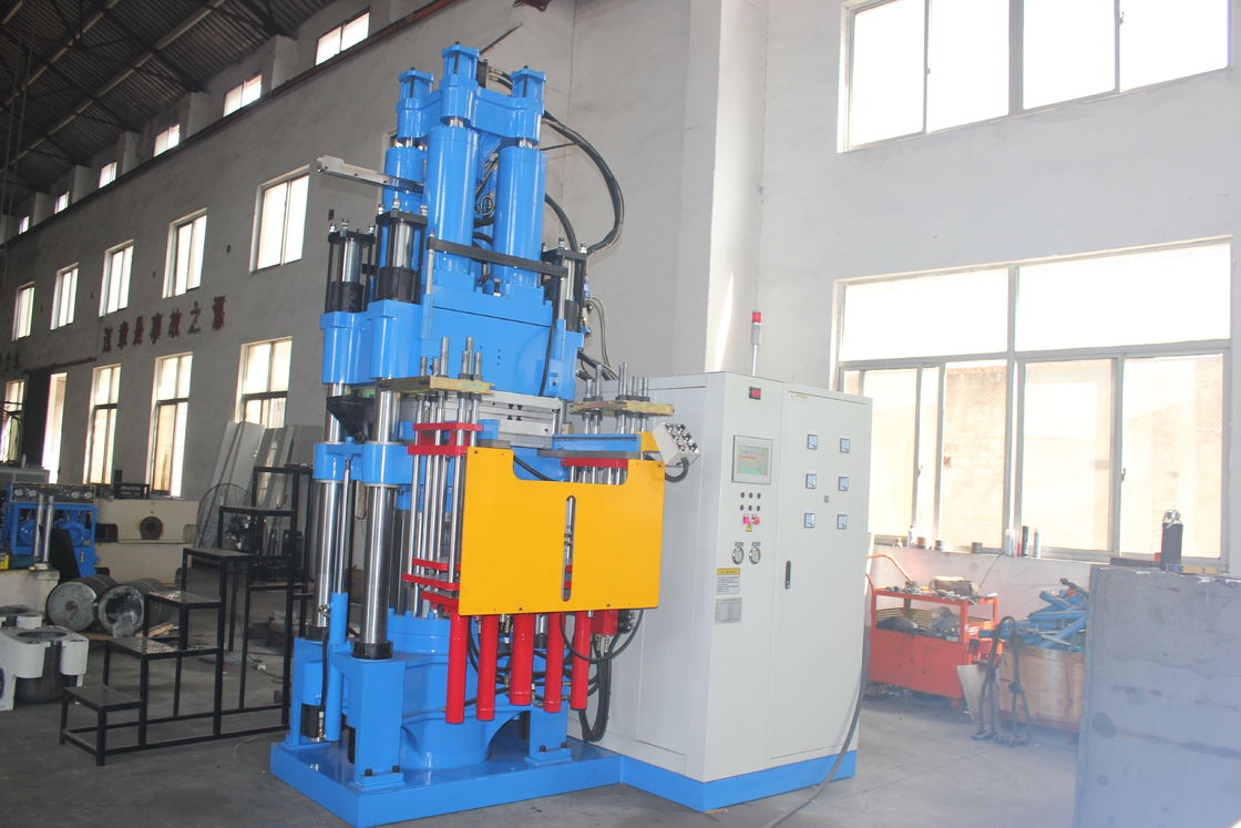 300吨立式注塑机，注塑量3000CC，表面700*700mm，螺杆直径45