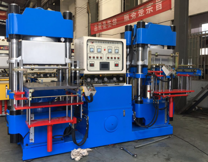 Bomba Yongtai 300 toneladas de máquina moldando da injeção de borracha, vácuo vulcaniza o equipment